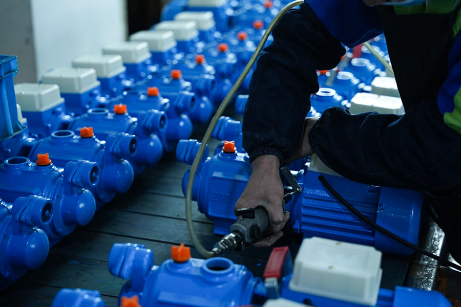 ¿Cómo garantizan los fabricantes el funcionamiento seguro de las bombas de agua?
